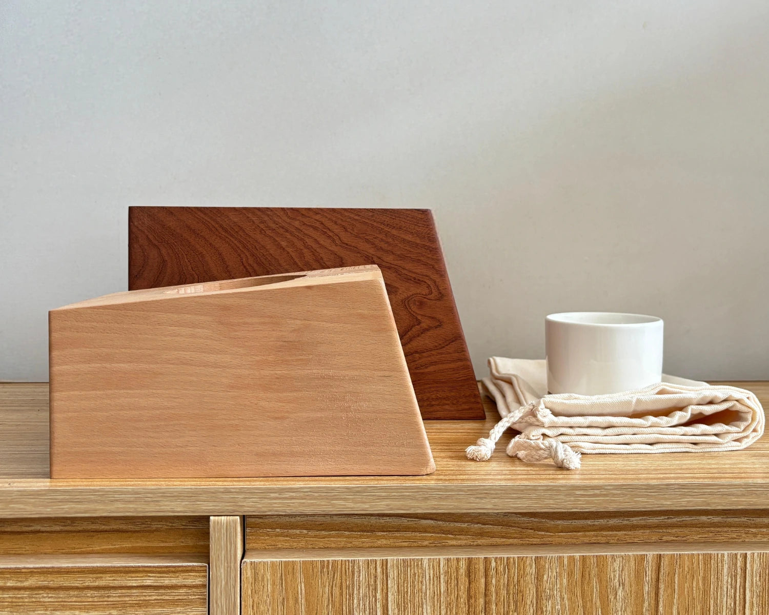 Physical display of various parts of the Sapele vase pet urn (including biodegradable urn bags, plant vases, and plant vase trays)